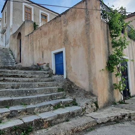 Traditional Hillside Cottage Gythio Bagian luar foto