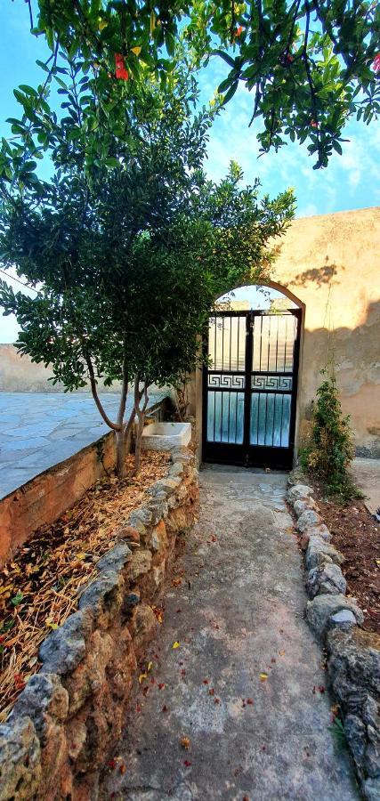 Traditional Hillside Cottage Gythio Bagian luar foto